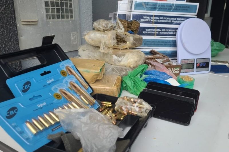 Foram apreendidas armas e muni&ccedil;&otilde;es, al&eacute;m de diversos produtos furtados – Foto: PM/Divulga&ccedil;&atilde;o/ND