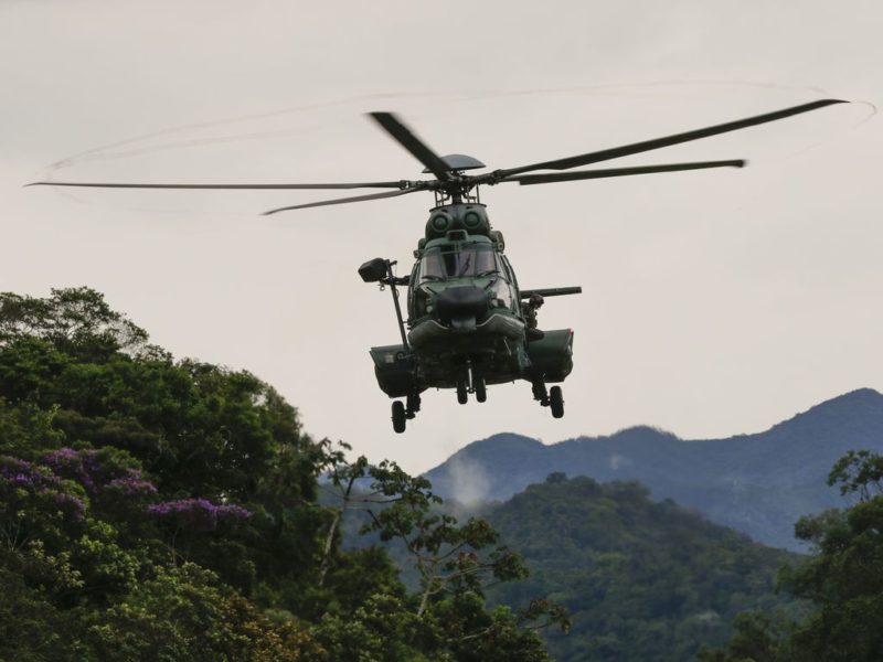 O presidente da Rep&uacute;blica, Jair Bolsonaro, sobrevoaas &aacute;reas afetadas pelos temporais em Petr&oacute;polis – Foto: Fernando Fraz&atilde;o/Ag&ecirc;ncia Brasil/ND