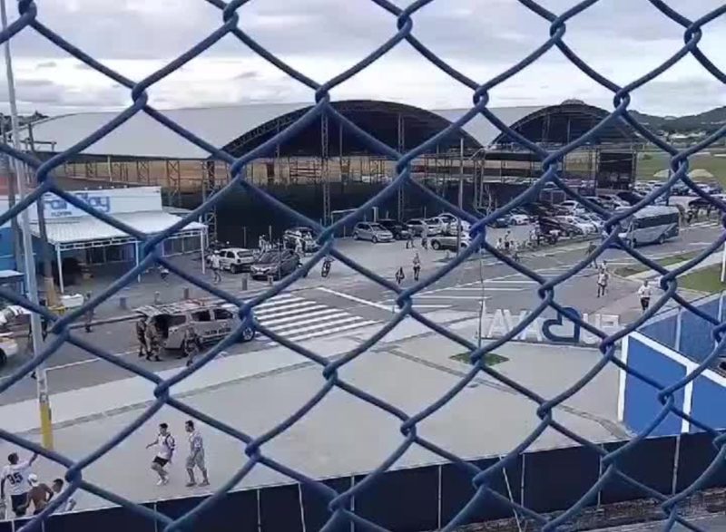 PM chuta cabe&ccedil;a de torcedor em Florian&oacute;polis – Foto: Divulga&ccedil;&atilde;o/ND