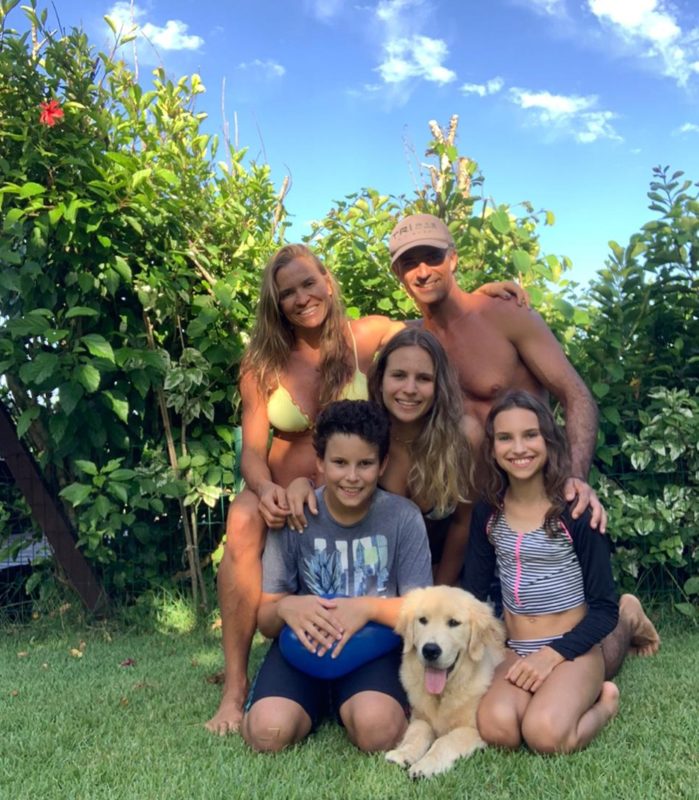 Josi e Ivan com os filhos, Joanna (centro), Joaquim e Jessica, e a mascote, Nala Jolie – Foto: Divulga&ccedil;&atilde;o/ND