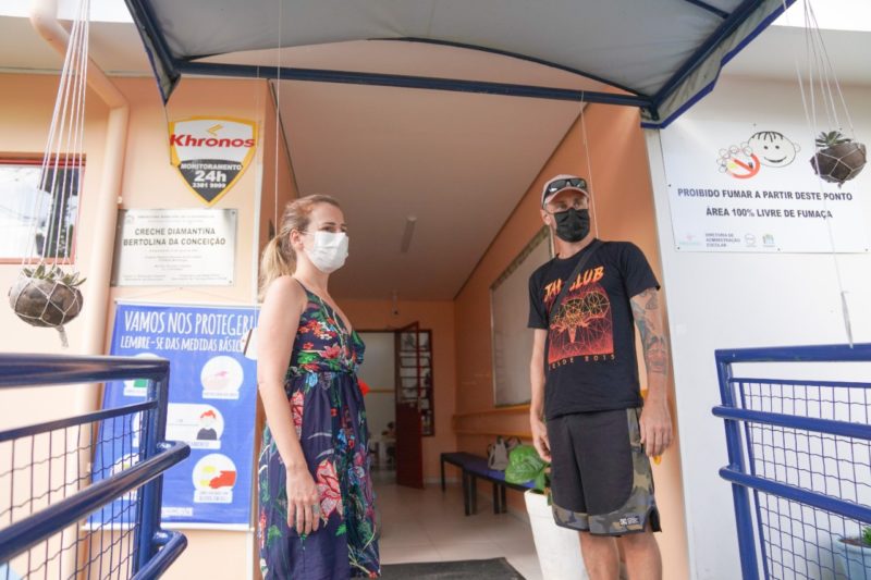 Pais esperando para pegar o filho na escola