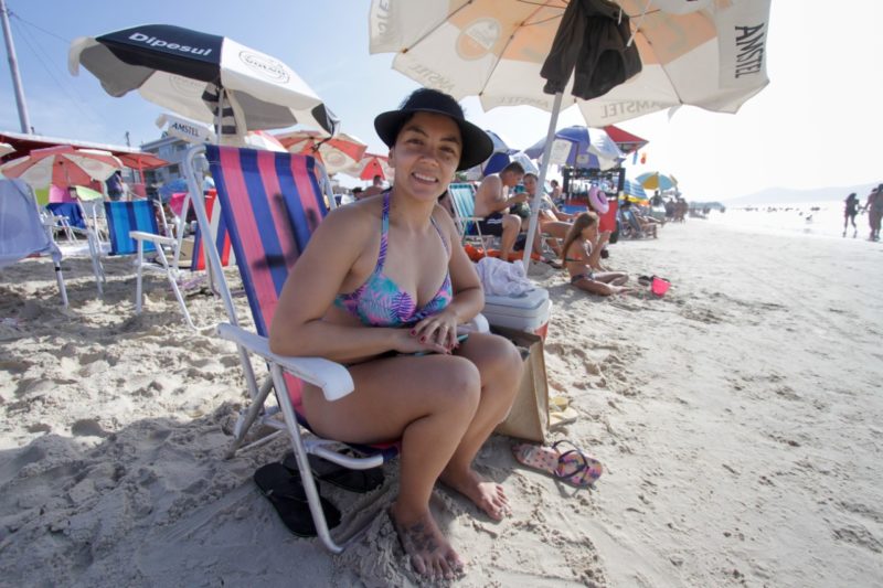 Kelly elogiou a limpeza da praia e a educa&ccedil;&atilde;o das pessoas em Florian&oacute;polis – Foto: Leo Munhoz/ND