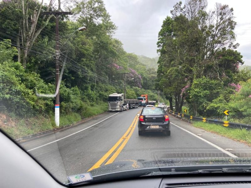 Tr&acirc;nsito &eacute; prejudicado por caminh&atilde;o na Lagoa, em Florian&oacute;polis – Foto: GMF/Divulga&ccedil;&atilde;o/ND