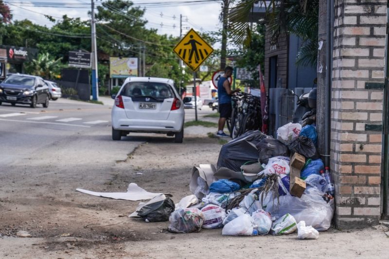 Lixo espalhado na rua em Florianópolis: reflexo da greve dos servidores &#8211; Foto: Leo Munhoz/ND