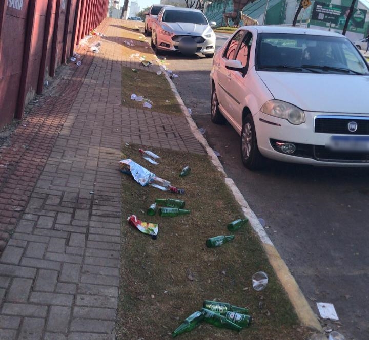 Moradores fotografaram o lixo deixado nas cal&ccedil;adas ap&oacute;s uma noite de festas no local &mdash; Foto: Arquivo Pessoal/ND