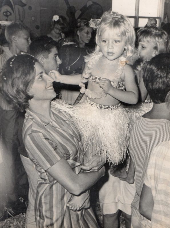 Fantasiada de havaiana com a m&atilde;e, Lourdes Maria da Silveira Piazza, no Carnaval de 1964, no Lira T&ecirc;nis Clube – Foto: Divulga&ccedil;&atilde;o/ND