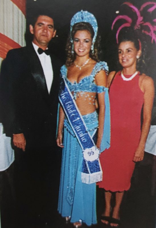 A rainha 1999 do Clube 1&deg; de Junho e seu pais – Foto: Giovani Lorenzen/Divulga&ccedil;&atilde;o/ND
