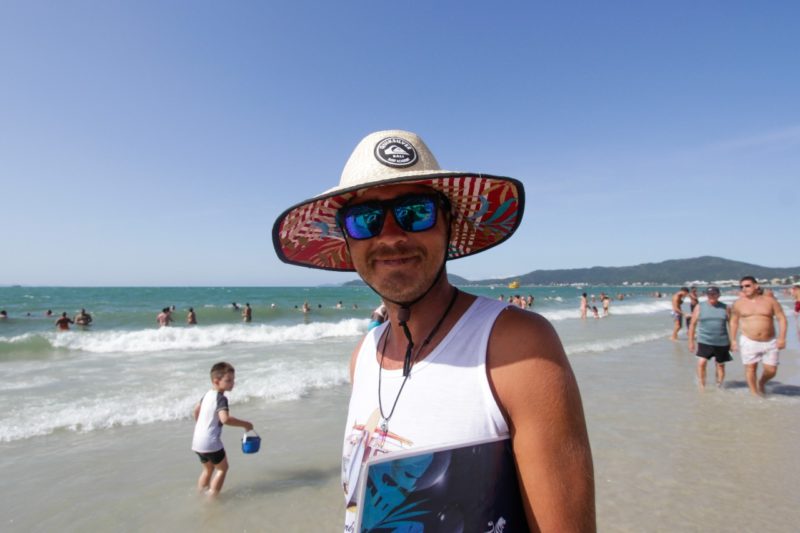 De Laguna, Marcos trabalha na praia h&aacute; quatro anos e n&atilde;o quer outro emprego – Foto: Leo Munhoz/ND
