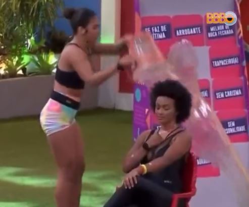 Espectadores do reality acusam a atriz Maria de ter agredido Nat&aacute;lia com um balde na cabe&ccedil;a durante a edi&ccedil;&atilde;o – Foto: TV Globo/Reprodu&ccedil;&atilde;o