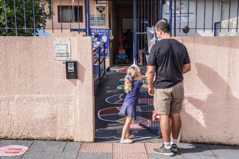Pai deixando a filha na escola