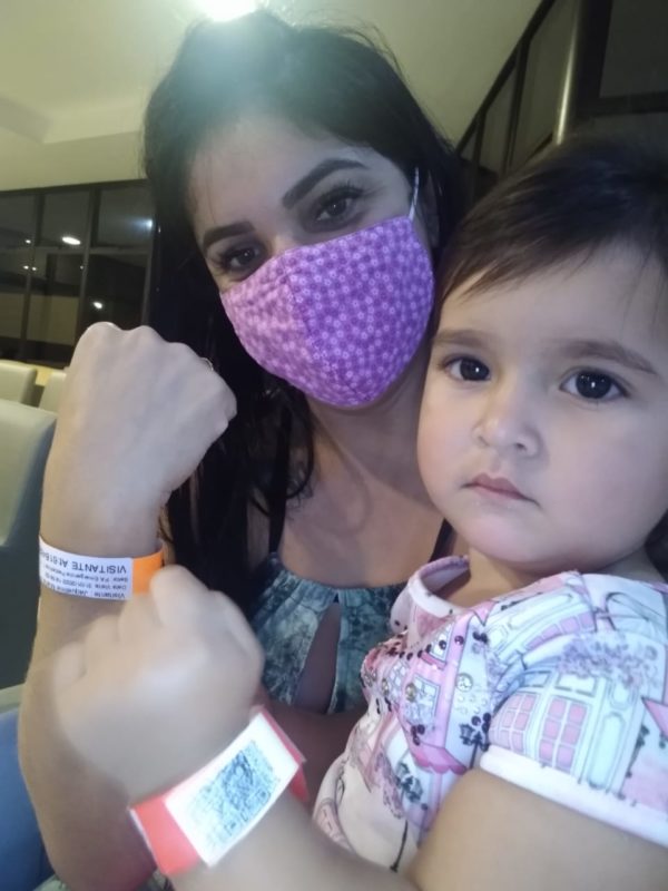 mãe jaqueline e a pequena Mirella