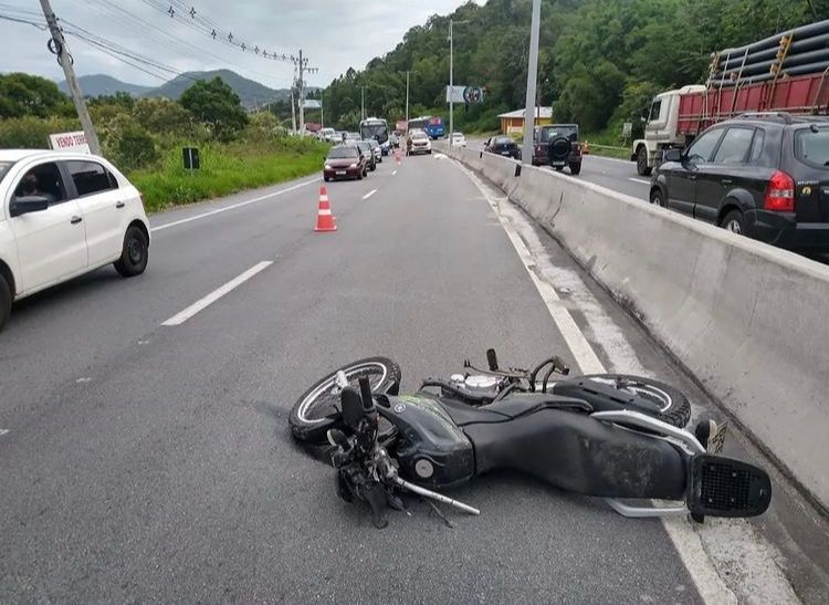 Motociclista morreu em grave acidente na SC-401, em Florian&oacute;polis – Foto: PMRv/Divulga&ccedil;&atilde;o/ND