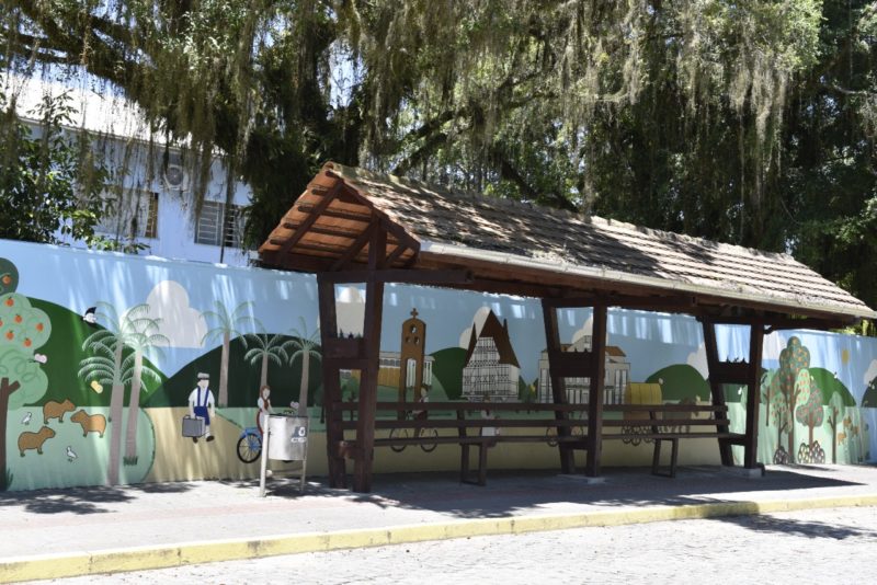 Iniciativa privada colabora e muro de escola ganha pintura l&uacute;dica sobre a hist&oacute;ria de Blumenau – Foto: Divulga&ccedil;&atilde;o/ND