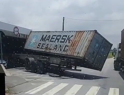 Motoristas flagraram a situa&ccedil;&atilde;o nesta segunda-feira (14) – Foto: Reprodu&ccedil;&atilde;o/ND