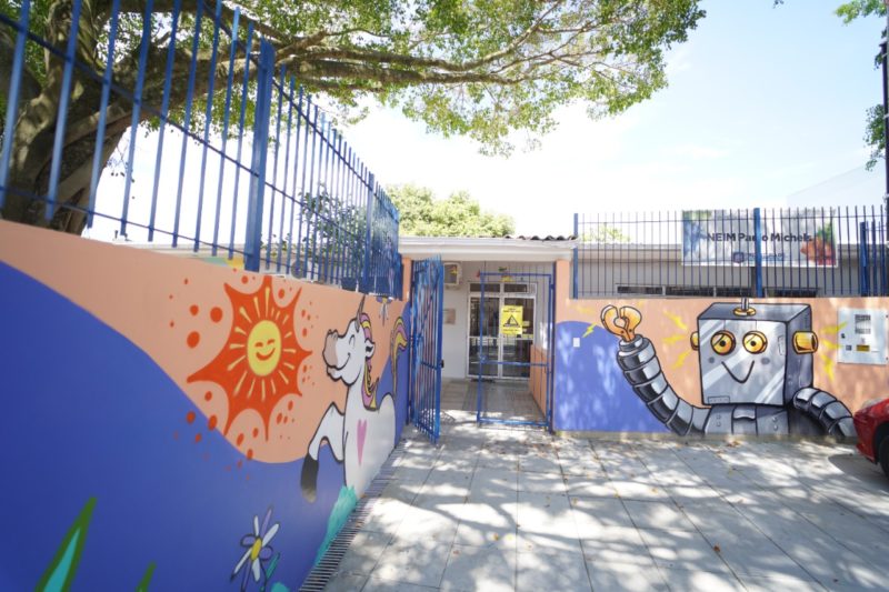 Pinturas do muro do Neim Paulo Michels foram sugeridas pelas crian&ccedil;as e professoras – Foto: Diorgenes Pandini/Especial para o ND