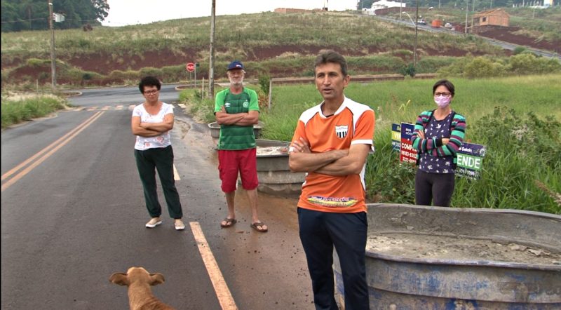 Moradores improvisam e buscam &aacute;gua com reservat&oacute;rios em outros bairros de Chapec&oacute; – Foto: NDTV/ND