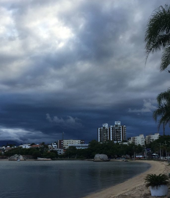 Semana começa com combo de chuva e 'calorão' em SC; veja previsão do tempo