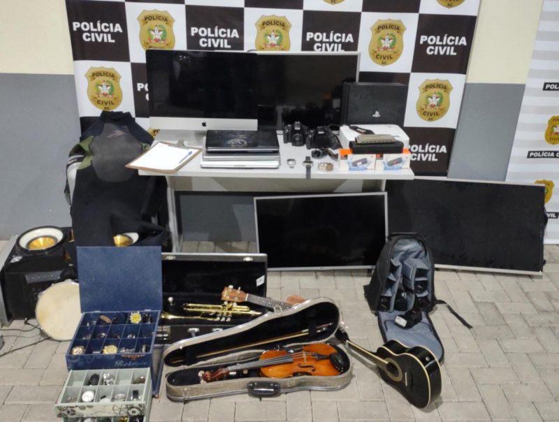 Objetos encontrados dentro da resid&ecirc;ncia do suspeito e apreendidos pela pol&iacute;cia – Foto: PCSC/Divulga&ccedil;&atilde;o/ND