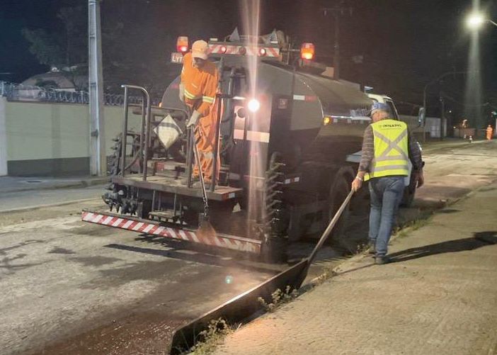 A fresagem da rua consiste na retira do asfalto em trechos mais danificados – Foto: Prefeitura de Joinville