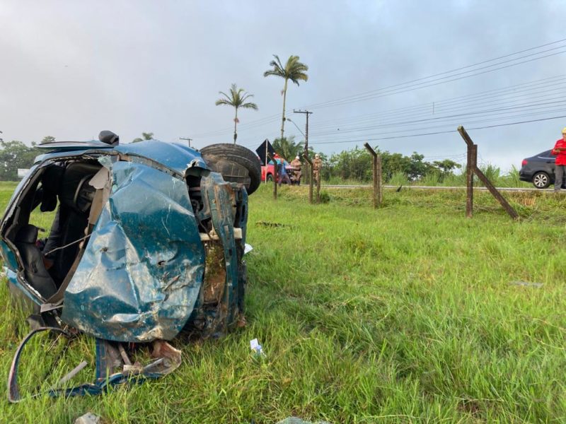 Duas v&iacute;timas foram ejetadas do ve&iacute;culo – Foto: Corpo de Bombeiros Volunt&aacute;rios de Ilhota/Divulga&ccedil;&atilde;o/ND