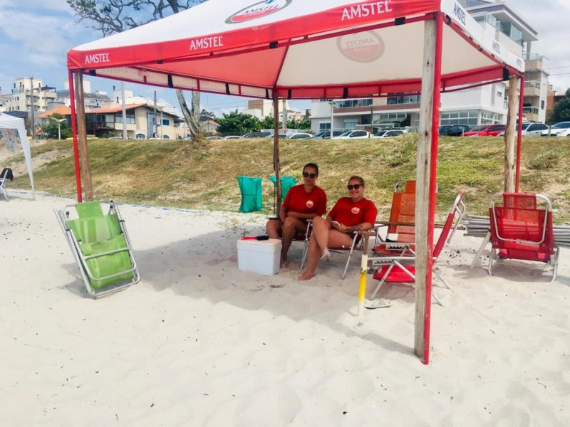 Aline, que est&aacute; a direita na foto, junto da irm&atilde; de sua madrasta, trabalhando na barraca da fam&iacute;lia – Foto: Julia de Araujo/ND