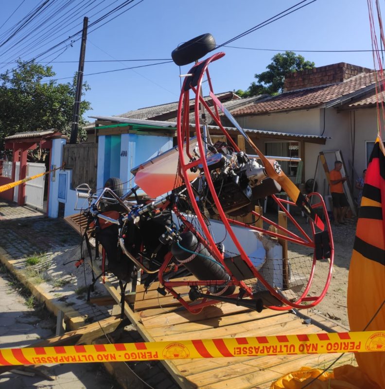 Paramotor caiu nesta ter&ccedil;a-feira, em Bombinhas; s&oacute; o susto no epis&oacute;dio – Foto: Divulga&ccedil;&atilde;o/ND
