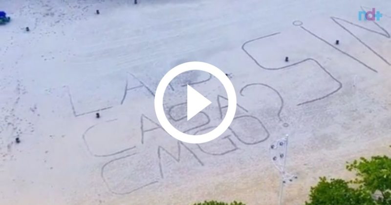 Pedido de casamento gigante na praia de Balne&aacute;rio Cambori&uacute; chamou aten&ccedil;&atilde;o e viralizou na web – Foto: Felipe Galetto/Reprodu&ccedil;&atilde;o/ND