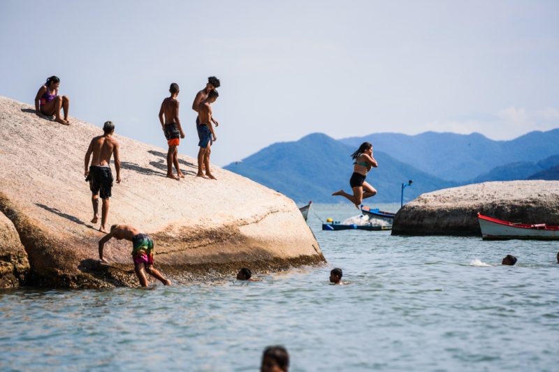 Pedra trampolim tamb&eacute;m &eacute; atra&ccedil;&atilde;o dos banhistas mais novos na praia da Tapera, onde j&aacute; tivemos uma fazendo de escravos.&nbsp; – Foto: Diorgenes Pandini/Especial para o ND