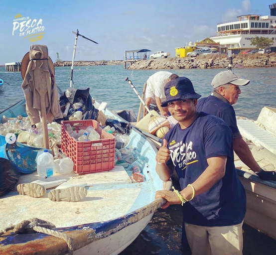 N&uacute;mero de pl&aacute;stico retirado do mar em a&ccedil;&atilde;o, impressiona.&nbsp; – Foto: Divulga&ccedil;&atilde;o/Corona