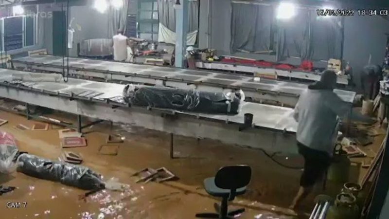 No v&iacute;deo, tr&ecirc;s pessoas aparecem dentro do pr&eacute;dio durante o desabamento. – Foto: Internet/Divulga&ccedil;&atilde;o/ND