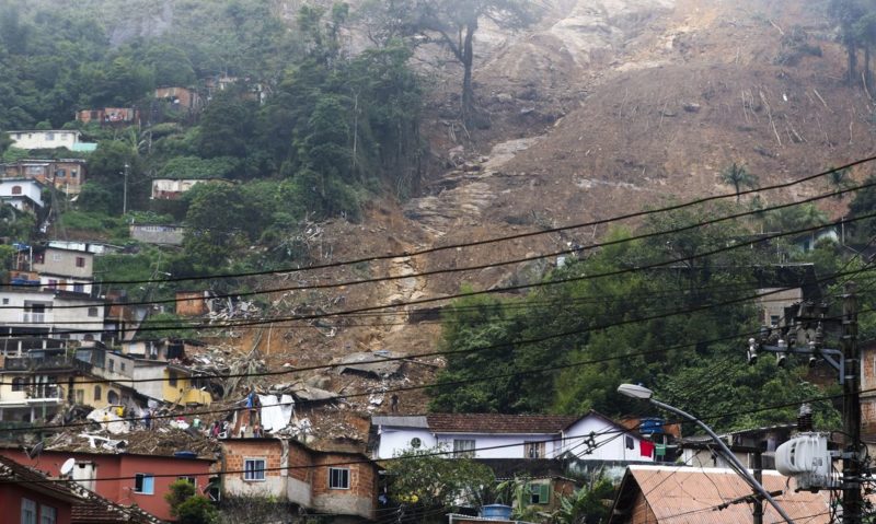 Bombeiros, moradores e volunt&aacute;rios trabalham no local do deslizamento no Morro da Oficina, ap&oacute;s a chuva que castigou Petr&oacute;polis, na regi&atilde;o serrana fluminense – Foto: T&acirc;nia R&ecirc;go/Ag&ecirc;ncia Brasil/Divulga&ccedil;&atilde;o/ND