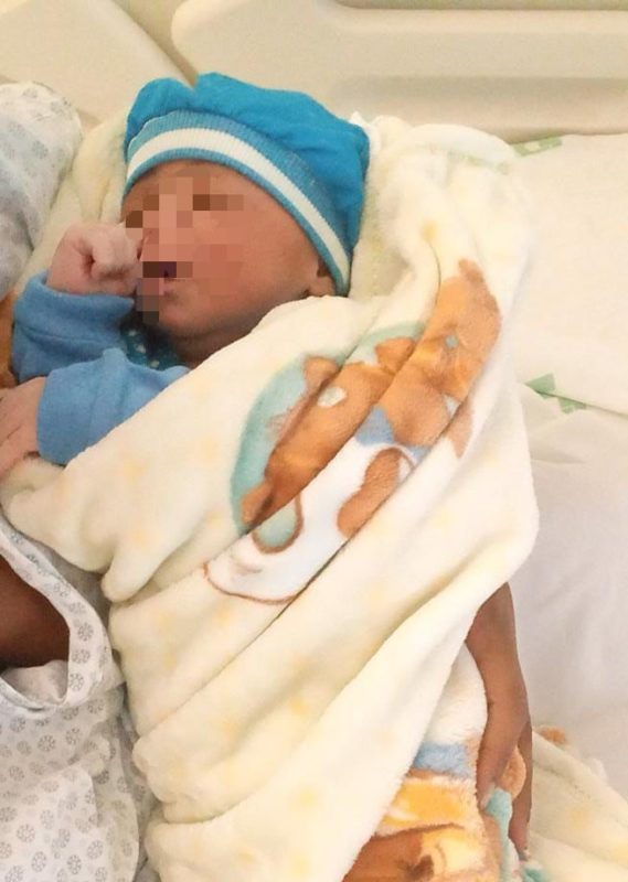 Pietro e a m&atilde;e esperam para receber alta