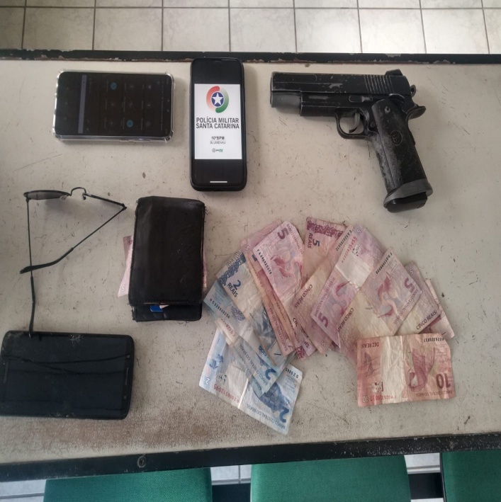 Dois suspeitos foram presos, o terceiro homem ainda est&aacute; foragido – Foto: Pol&iacute;cia Militar/ Divulga&ccedil;&atilde;o/ND