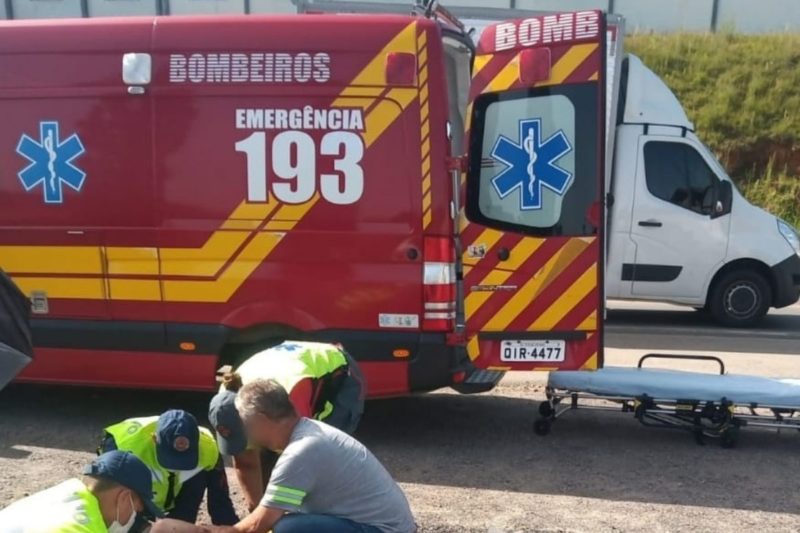 A v&iacute;tima tem 77 anos e ficou com ferimentos pelo corpo – Foto: Bombeiros/Divulga&ccedil;&atilde;o/ND