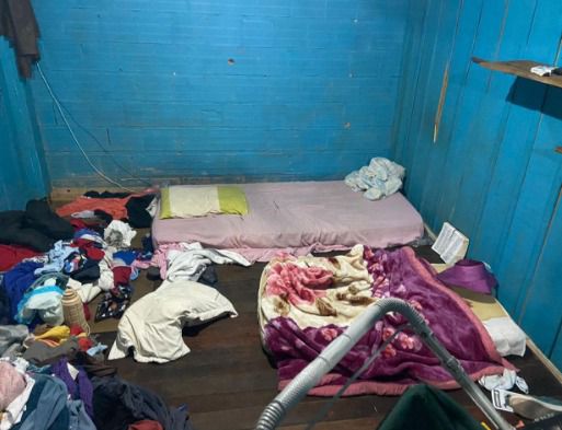 As crian&ccedil;as foram encontradas no colch&atilde;o ao lado dos pais que estavam alcoolizados – Foto: Portal Misturebas/ Reprodu&ccedil;&atilde;o