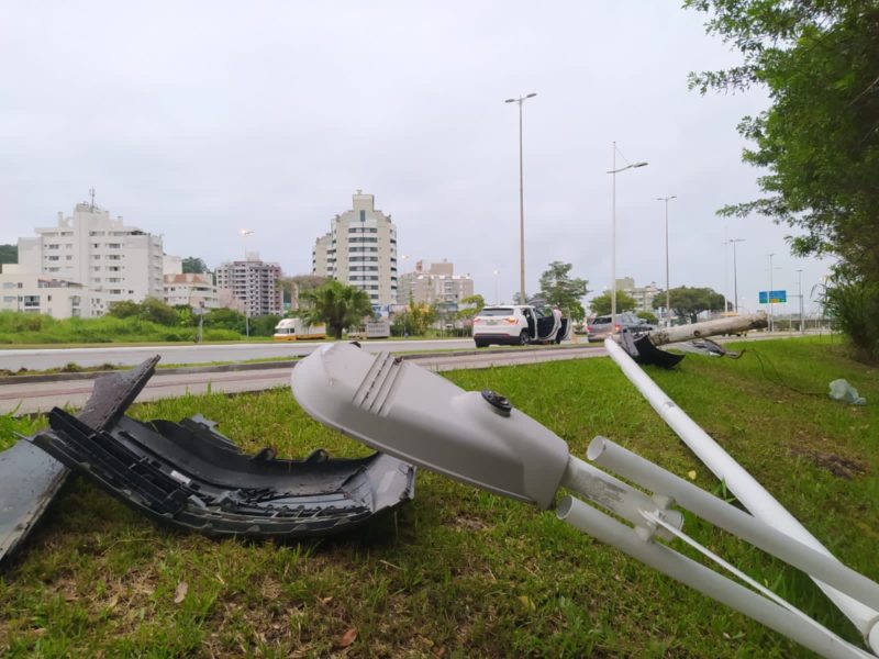 Poste derrubado pr&oacute;ximo do terminal do bairro Trindade – Foto: GMF/Divulga&ccedil;&atilde;o/ND