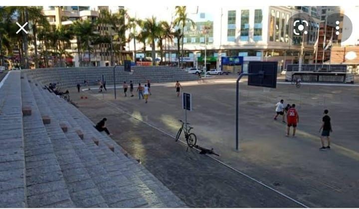 As cestas de basquete ter&atilde;o que ser retirada da pra&ccedil;a por “perturba&ccedil;&atilde;o”. – Foto: Pra&ccedil;a da Paz/Itapema/Reprodu&ccedil;&atilde;o
