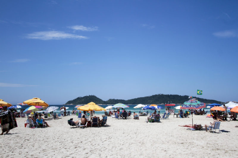 Banhistas na Praia do Campeche em dia de altas temperaturas em Florian&oacute;polis; final de semana ser&aacute; marcado por calor intenso em todas as regi&otilde;es do Estado – Foto: Leo Munhoz/ND