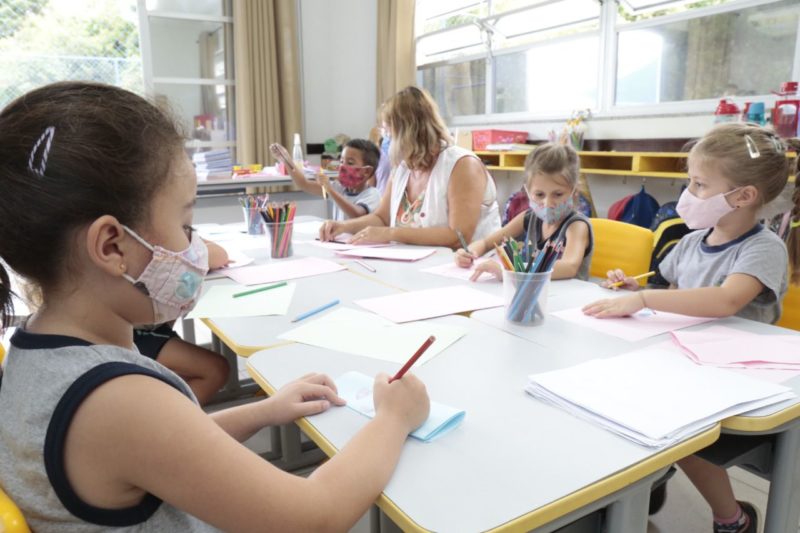 A remunera&ccedil;&atilde;o inicial &eacute; de R$ 2.486,76 para auxiliar de educador&nbsp; – Foto: Prefeitura de Joinville