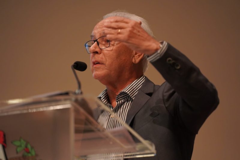 Moacir Pereira, colunista do grupo ND, lan&ccedil;a dois livros no pr&oacute;ximo dia 15, em Laguna – Foto: Diorgenes Pandini/ND