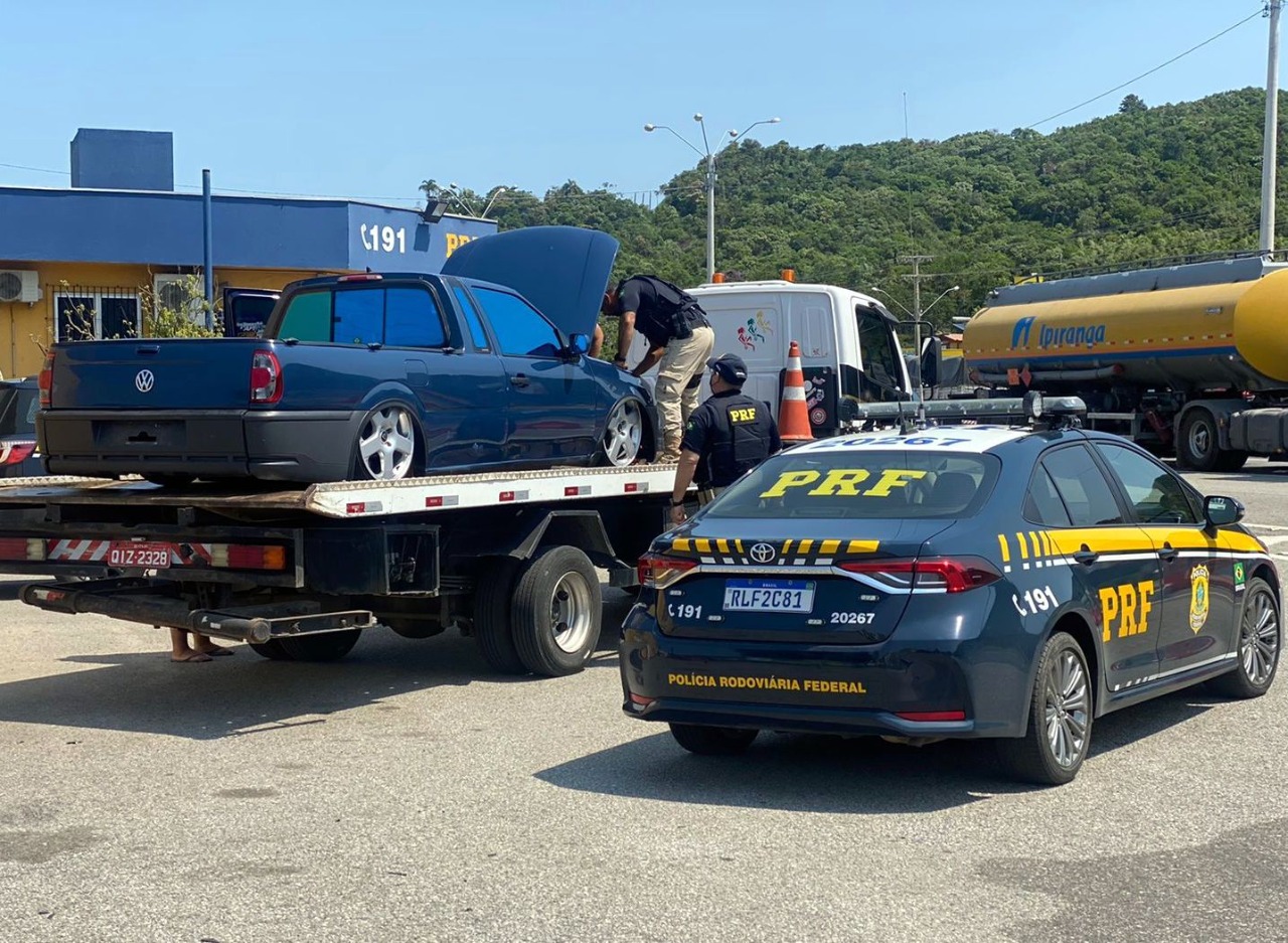 Carro rebaixado com logotipo da PRF é flagrado durante evento em