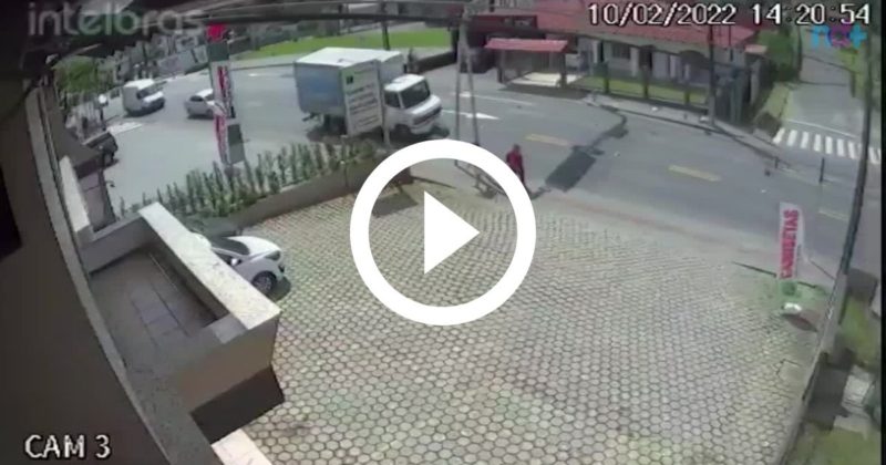 C&acirc;mera flagra mais um acidente na faixa revers&iacute;vel na rua General Os&oacute;rio, em Blumenau – Foto: Reprodu&ccedil;&atilde;o/ND