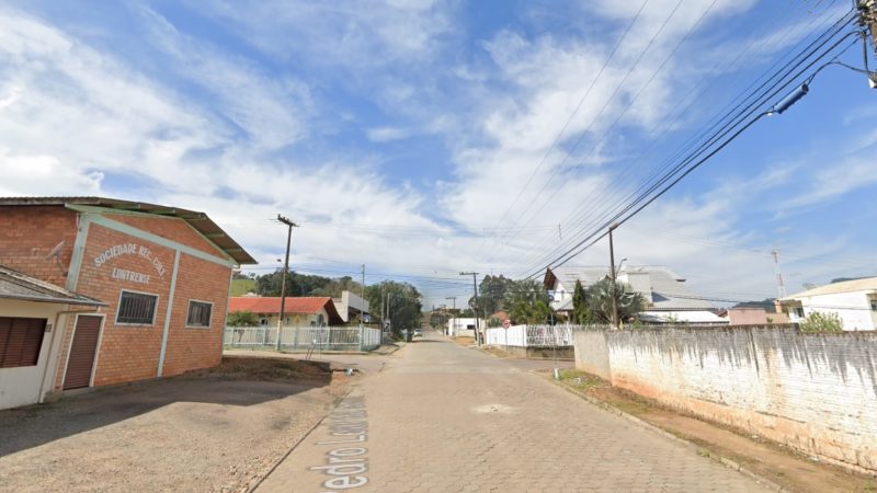 homem é preso após ameaçar mulheres por causa de beijo gay