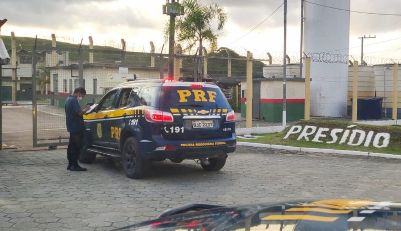 Condenado foi preso ap&oacute;s tentar fugir pulando muros – Foto: PRF/Divulga&ccedil;&atilde;o