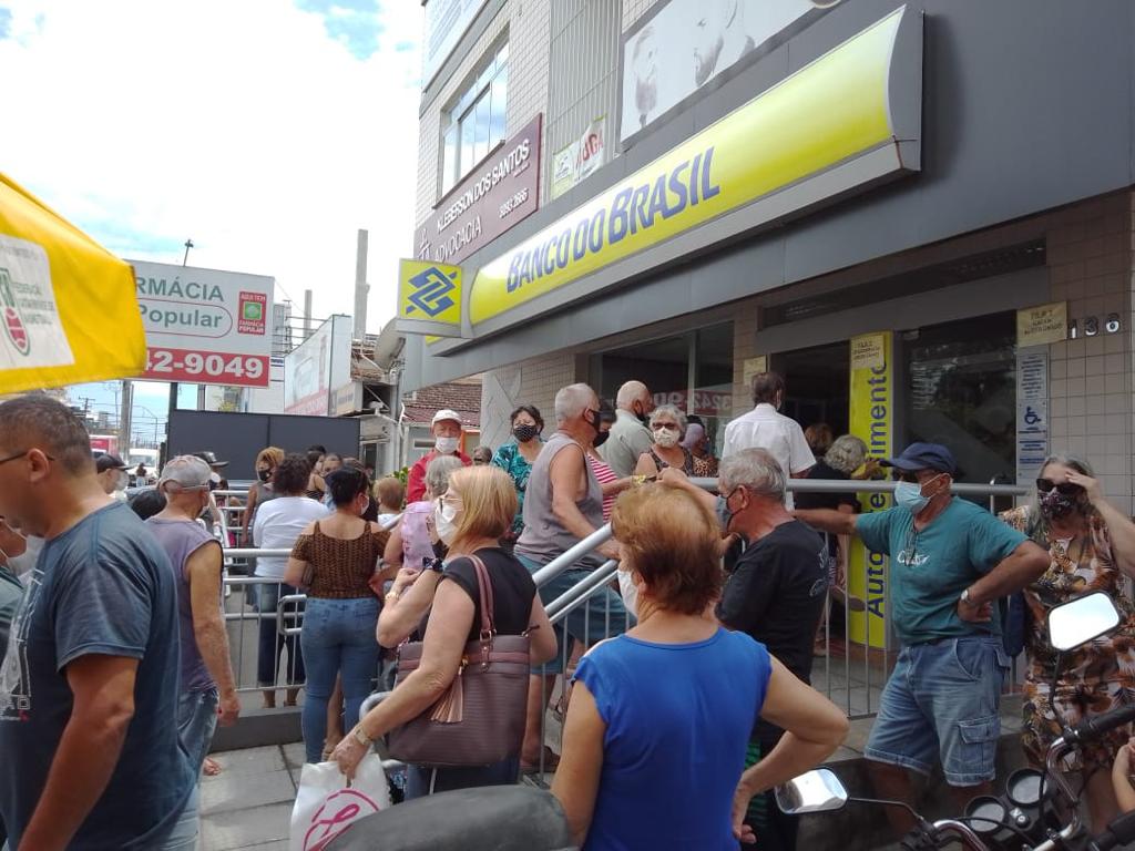 Imagem de funcionárias das lojas descansando um pouco no banco de praça,  situ