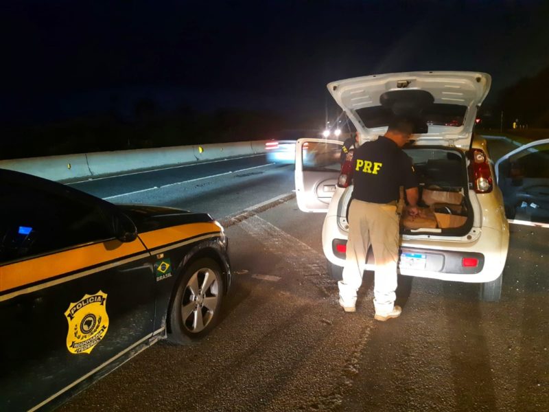 Quatro pessoas foram presas na noite desta segunda-feira (14) apontadas como a quadrilha respons&aacute;vel por furto de mercadorias no Litoral Norte catarinense – Foto: PRF/Divulga&ccedil;&atilde;o