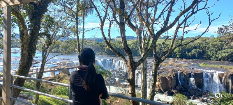Em Quilombo vale conhecer o Salto Saudades, uma cascata muito comparada com as quedas do Iguaçu &#8211; em uma versão menor &#8211; Foto: Divulgação