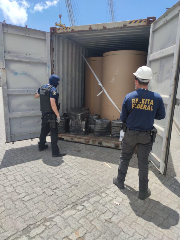 Droga estava no meio de uma carga de papel – Foto: Reprodu&ccedil;&atilde;o/Receita Federal