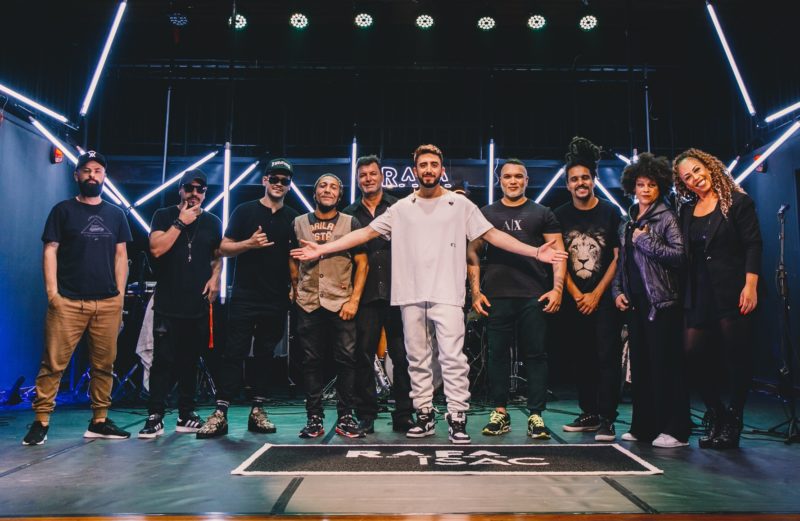 Rafa Isac (centro, de branco) com a banda e equipe na grava&ccedil;&atilde;o do DVD – Foto: Ronei Junior/Divulga&ccedil;&atilde;o/ND