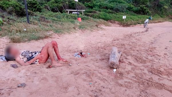 Foto mostra como o rapaz foi encontrado em praia de Guarapari. – Foto: Internet/ND